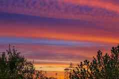令人惊异的色彩斑斓的粉红色的紫罗兰色的蓝色的紫色的日落天空全景