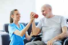护士医生高级护理锻炼物理治疗检测帮助退休首页上了年纪的男人。