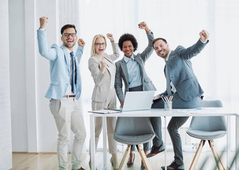 年轻的业务人会议办公室团队合作庆祝成功企业肖像摆姿势的同事