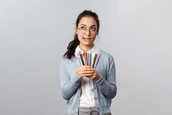 爱好创造力艺术概念深思熟虑的年轻的女艺术家亚洲女孩思考画咬唇思考思考持有彩色的铅笔