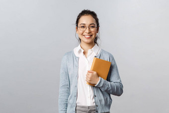教育老师大学学校概念年轻的微笑女人雇主学生眼镜持有规划师写作业务会议笔记本电脑准备时间表