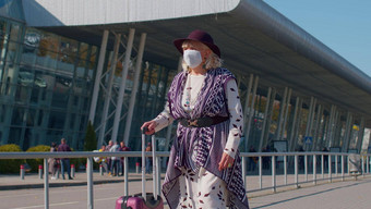 高级养老金领取者旅游祖母穿保护脸面具避<strong>免冠</strong>状病毒机场
