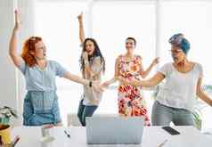 年轻的女人业务办公室学生开始朋友团队合作跳舞快乐成功