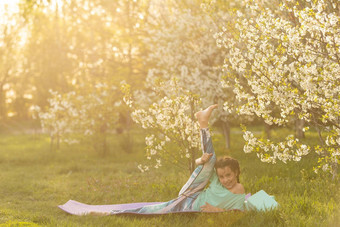 漂亮的女孩瑜伽练习女孩瑜伽练习花园