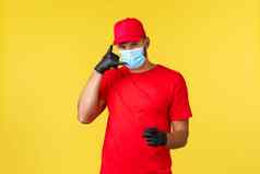 表达交付流感大流行科维德安全航运在线购物概念英俊的快递红色的统一的医疗面具客户给调用交付包在世界范围内提供安全