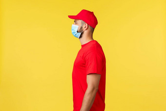 表达交付流感大流行科维德安全航运在线购物概念配置文件快乐的快递红色的统一的医疗面具左工作客户采取包