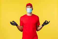 表达交付流感大流行科维德安全航运在线购物概念平静和平快递红色的统一的医疗面具手套持有手Zen冥想黄色的背景
