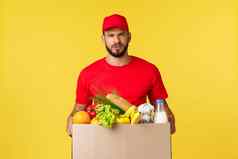 在线交付购物食物订单概念怀疑心烦意乱快递红色的统一的帽t恤持有订单盒子水果蔬菜带食品杂货客户房子