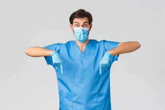 冠状病毒爆发医疗保健工人战斗疾病医院概念惊讶医疗工人医生蓝色的实习医生风云跟面具手套指出手指发现伟大的新闻