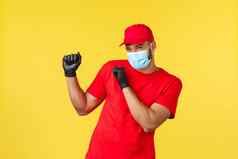 表达交付流感大流行科维德安全航运在线购物概念无忧无虑的微笑快递红色的统一的医疗面具手套跳舞促销物流公司