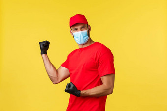表达交付流感大流行科维德安全航运在线购物概念热情的精力充沛快递红色的统一的医疗面具拳头泵赢得黄色的背景