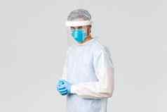 科维德流感大流行医疗保健工人战斗病毒爆发男人。佩普统一的保护西装橡胶手套面具工作硬医院治疗冠状病毒病人相机