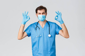 医疗保健工人冠状病毒检疫运动流感大流行概念微笑英俊的医生实习医生风云实习生工作生病了病人科维德战斗疾病显示标志穿面具