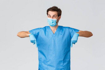 科维德医疗保健工人医院概念快乐的微笑医生医疗面具手套蓝色的实习医生风云护士外科医生指出手指灰色背景
