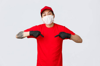 时间交付公司快递服务快乐的亚洲快递帽红色的t恤穿医疗面具手套保护客户科维德病毒传播指出