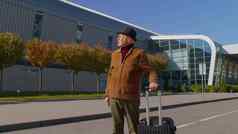 肖像高级退休男人。旅游机场终端等待登机飞机旅行