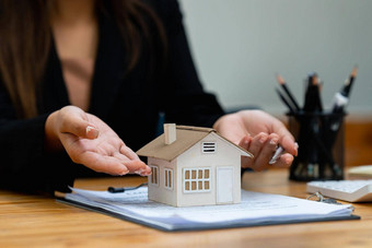女人持有检<strong>查房</strong>子模型真正的房地产房子评估检查保险概念
