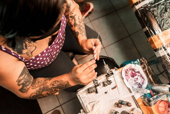 拉丁美洲<strong>纹身艺术</strong>家准备针工作客户的皮肤沙龙尼加拉瓜