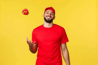 在线交付购物食物订单概念无忧无虑的微笑快递红色的统一的帽t恤扔红色的胡椒友好的表达交付订单杂货店商店