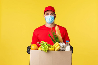 外卖交付食物饮料科维德检疫食品杂货概念友好的快递红色的统一的医疗面具将盒子商店订单蔬菜站黄色的背景