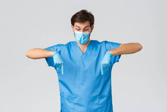 冠状病毒爆发医疗保健工人战斗疾病医院概念好奇的兴奋医生蓝色的实习医生风云手套医疗面具指出手指感兴趣广告