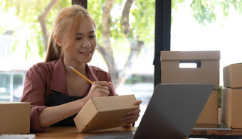 肖像亚洲年轻的女人锻造工作盒子首页工作场所启动小业务老板小业务企业家锻造自由业务在线交付概念