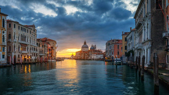 视图街运河<strong>威尼斯</strong>意大利色彩斑斓的外墙<strong>威尼斯</strong>房子<strong>威尼斯</strong>受欢迎的<strong>旅游</strong>目的地欧洲<strong>威尼斯</strong>意大利