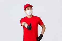 快乐的亚洲快递红色的帽t恤穿医疗面具保护手套眨眼翘拇指批准推荐好质量交付服务员工促进公司快物流