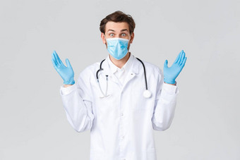 医院医疗保健工人科维德治疗概念陷入困境的医生很多病人医生左手伴奏压力工作穿实习医生风云手套医疗面具灰色背景
