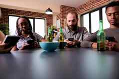 多元文化的集团朋友现代智能手机设备坐着首页浏览社会媒体