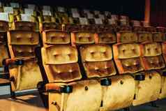 行黄色的座位电影剧院