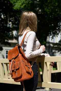 照片女人橙色皮革背包古董复古的在户外照片