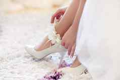 新娘的早....新娘把鞋子