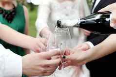 庆祝活动手持有眼镜香槟酒使烤面包聚会，派对婚礼庆祝活动酒精生活方式友谊假期圣诞节一年无比的概念