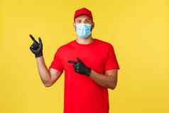 表达交付流感大流行科维德安全航运在线购物概念热情的快递红色的统一的医疗面具手套指出手指左通知促销