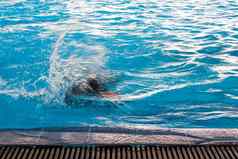 游泳运动员涟漪水表面游泳池