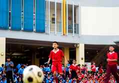 曼谷泰国1月业余足球球员竞争足球学校的年度体育运动