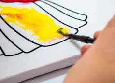 孩子们手绘画黄色的颜色帆布