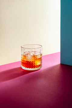 玻璃威士忌冰多维数据集表格硬阴影现代等角风格有创意的概念