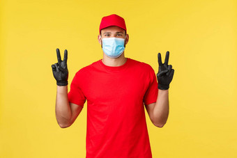 表达交付流感大流行科维德安全航运在线购物概念友好的快递红色的统一的医疗面具手套显示和平标志黄色的背景