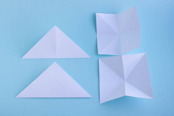 一步手工制作的白色时尚的<strong>几何</strong>多边形纸折纸<strong>鱼</strong>蓝色的背景
