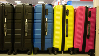 色彩鲜艳的手提箱把前面商店手提箱人假期买准备出售手提箱前面商店
