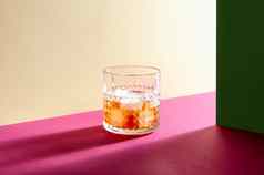 玻璃威士忌冰多维数据集表格硬阴影现代等角风格有创意的概念