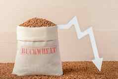 荞麦收获可怜的农业收成食物短缺世界饥饿袋荞麦棕色（的）背景白色箭头