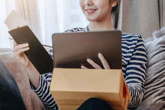 在线销售业务的想法美丽的女孩平板电脑电脑检查订单交付包裹客户订单收到了客户