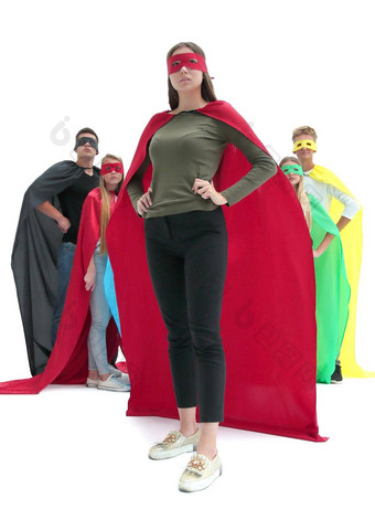 自信年轻的女人红色的斗篷超级英雄