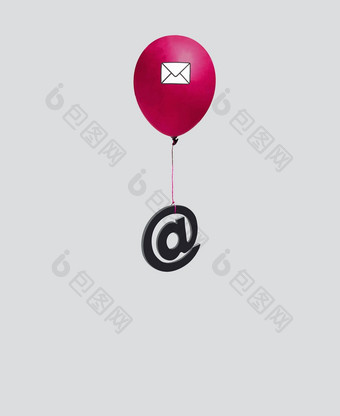 电子邮件标志挂红色的气球信封孤立的光灰色的背景