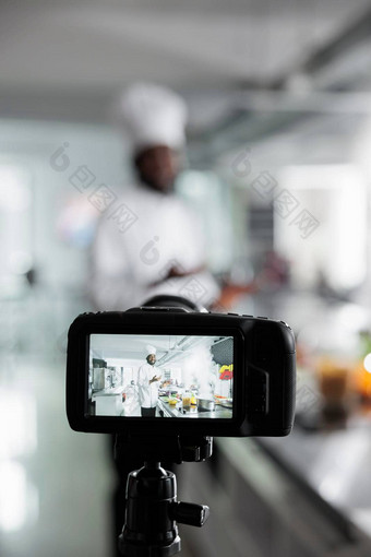 关闭相机记录头烹饪准备美食菜烹饪学校餐厅厨房