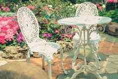 白色金属椅子花花园公园