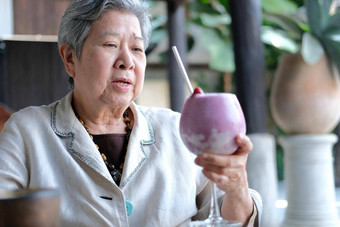 上了年纪的<strong>高级</strong>老女人喝浆果奶昔奶昔<strong>餐厅</strong>成熟的退休生活方式
